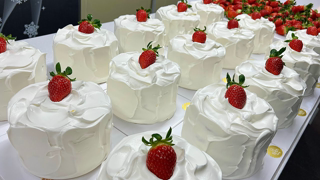 Popular korean strawberry cake - Korean street food